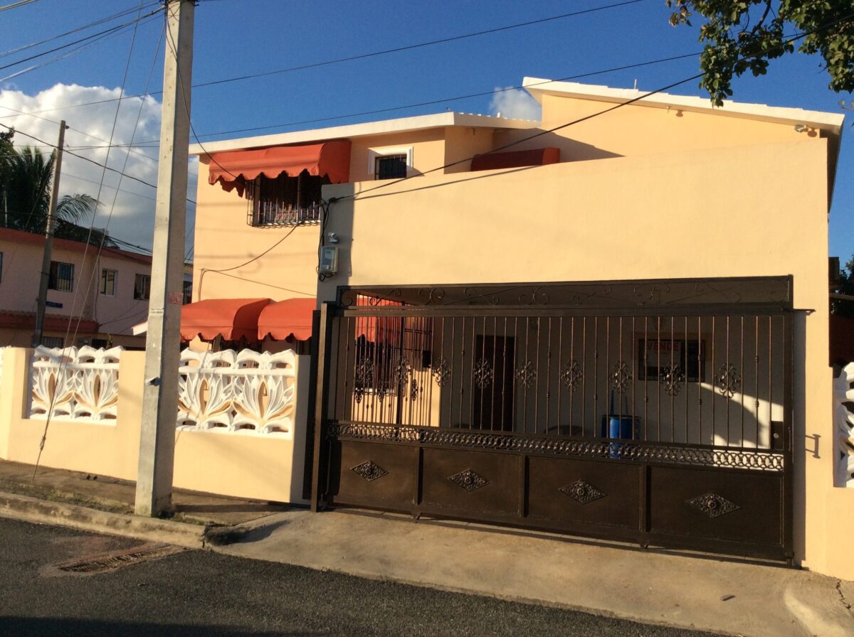 Se Vende Casa de 2 niveles Totalmente amueblada. Arismar Los Frailes - Imagen 2