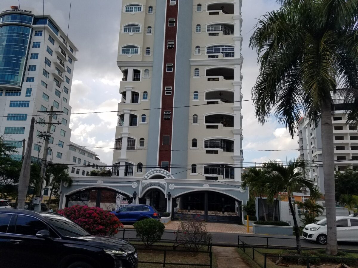Venta / Alquiler. Apartamento de Lujo. Av. Sarasota Santo Domingo - Imagen 2
