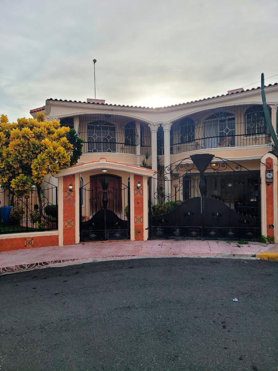 frente Se vende casa de dos niveles en los corales Santo Domingo Este - Imagen 1