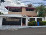 SE VENDE CASA DE DOS NIVELES EN LOS CORALES DEL SUR, SANTO DOMINGO ESTE
