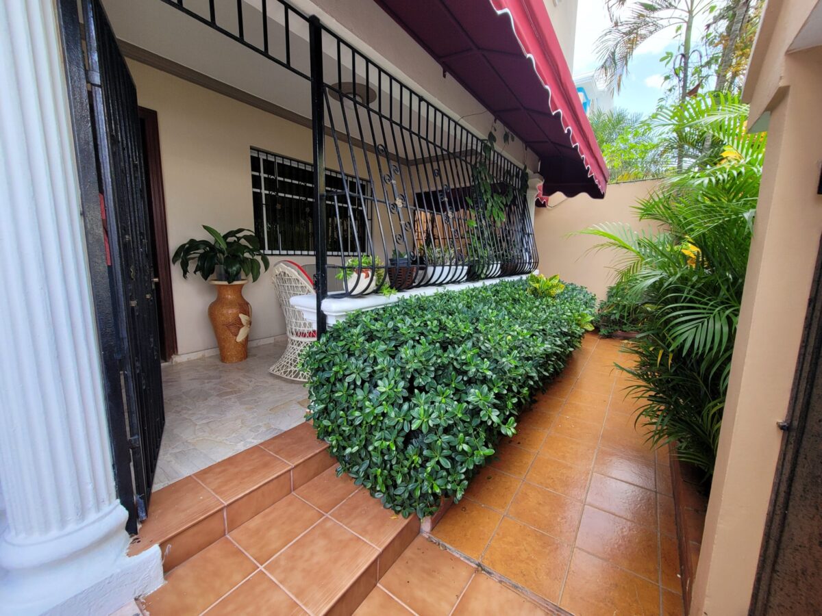 SE VENDE CASA DE DOS NIVELES EN LOS CORALES DEL SUR, SANTO DOMINGO ESTE - Imagen 2