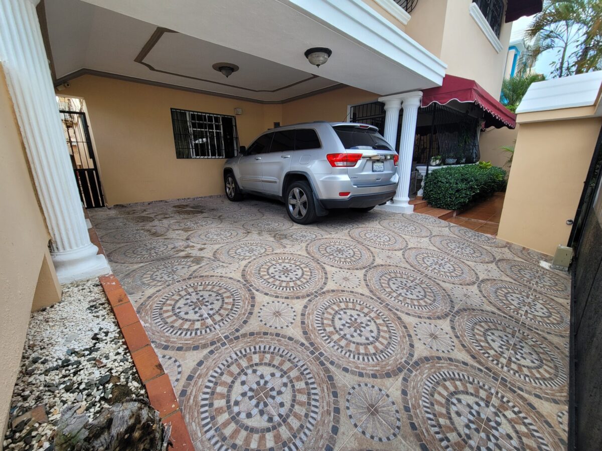 SE VENDE CASA DE DOS NIVELES EN LOS CORALES DEL SUR, SANTO DOMINGO ESTE - Imagen 3