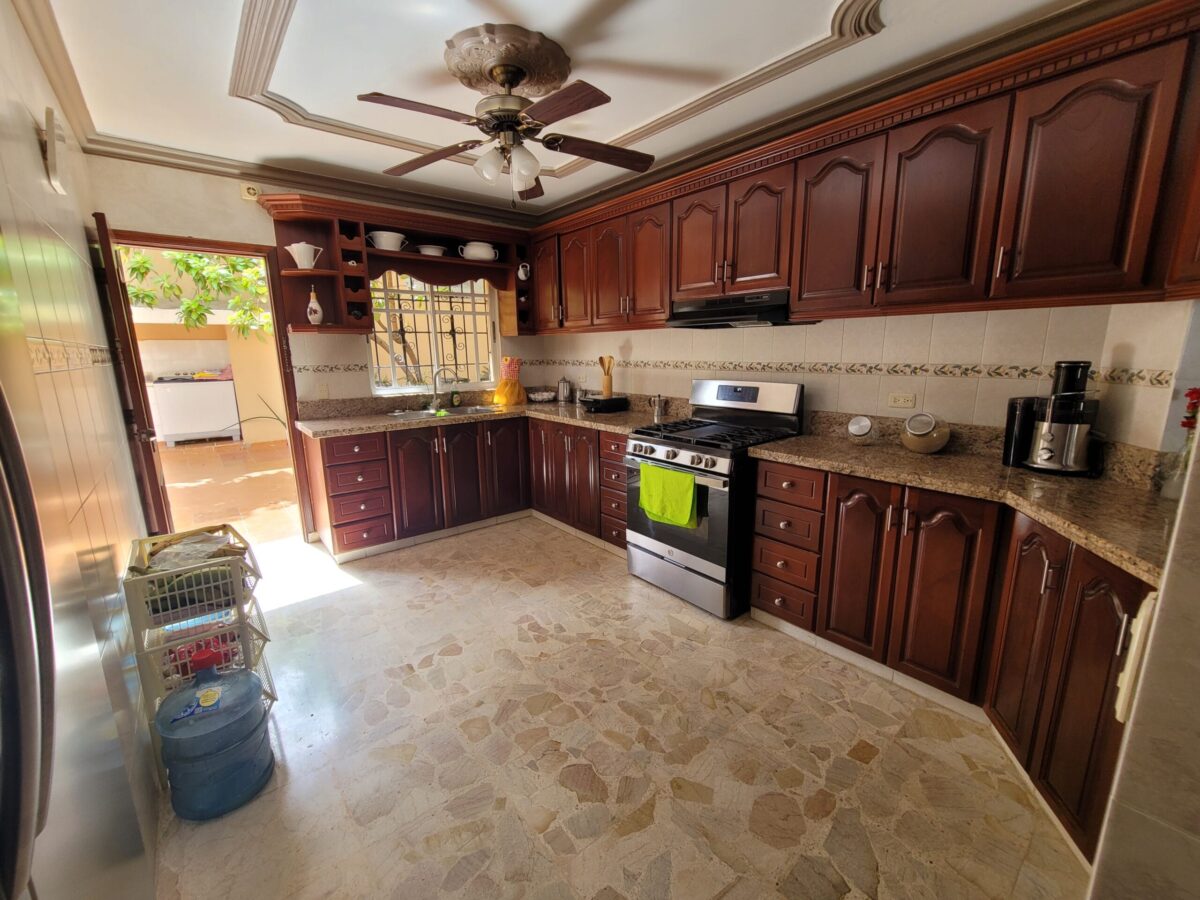 SE VENDE CASA DE DOS NIVELES EN LOS CORALES DEL SUR, SANTO DOMINGO ESTE - Imagen 8